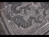 06286 ostia - regio iii - insula viii - terme marittime (iii,viii,2) - raum e - mosaik - detail - fisch mit oktopus - 2019.jpg